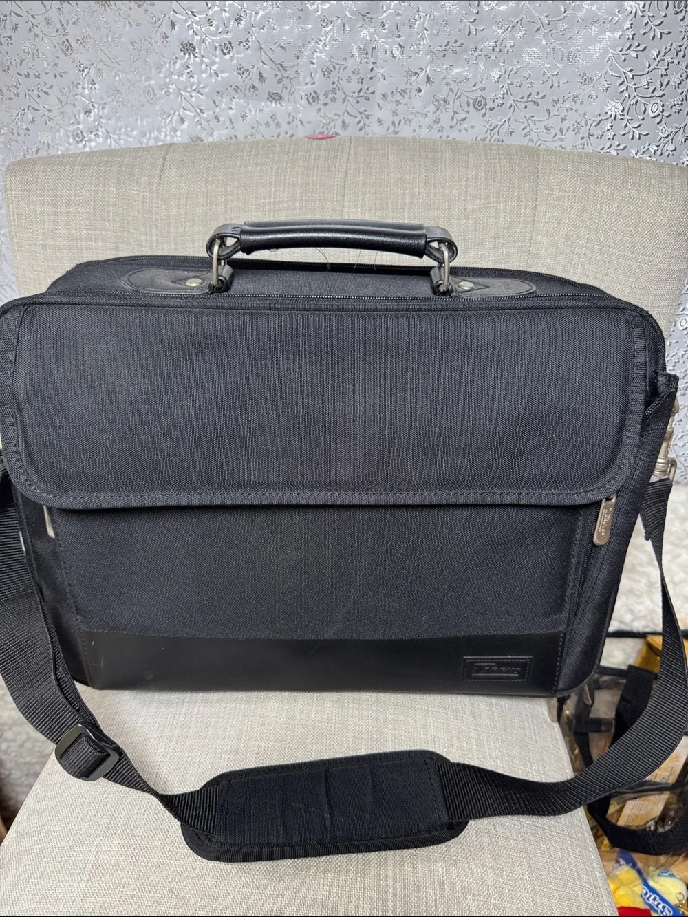 Targus Black Men's Laptop Messenger Bag with Shoulder Strap